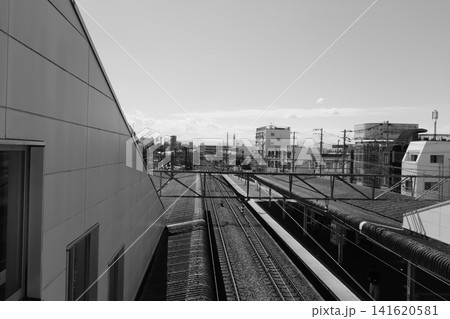 西武新宿線東伏見駅の跨線橋から望む東京の街並みと線路が広がる風景 141620581