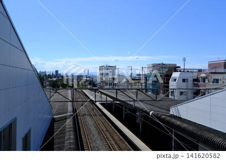 東京都西武新宿線東伏見駅、青空とホーム屋根が広がる爽やかな夏の駅風景 141620582