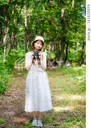 夏の緑あふれる自然とかわいい女性 夏の緑あふれる自然とかわいい女性 141620854