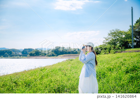 夏の青空と自然を楽しむ旅行中の女性 夏の青空と自然を楽しむ旅行中の女性 141620864