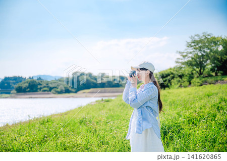 夏の公園でリラックスする若い女性 141620865