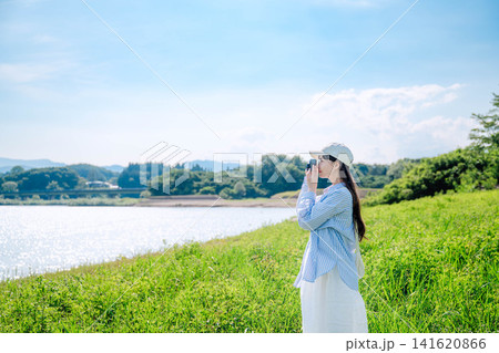 夏の青空の下で自然の中を散歩する女性 夏の青空の下で自然の中を散歩する女性 141620866