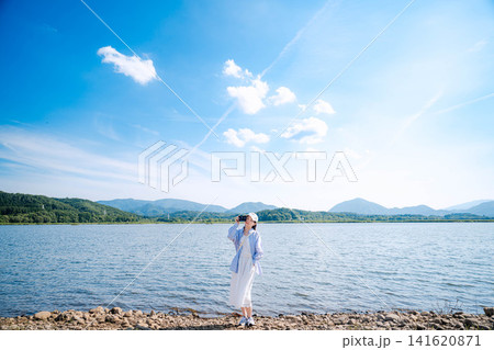 夏の湖畔を旅する若い女性 141620871