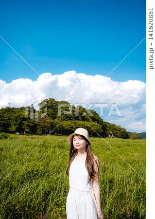 夏の自然に映える美しい女性 141620881