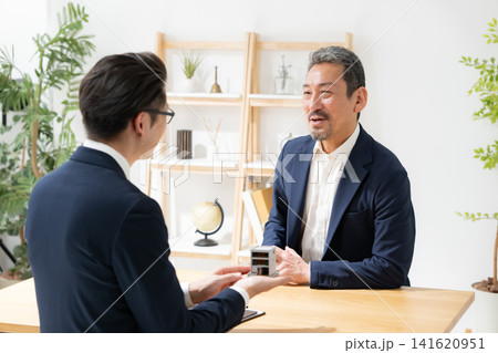 商談をする男性 商談をする男性 141620951