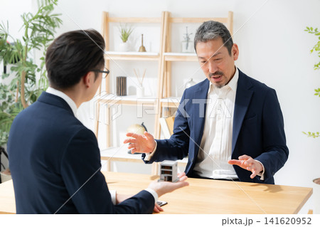 商談をする男性 商談をする男性 141620952