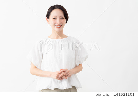 白いブラウスを着ている女性 ライフスタイルイメージ 白いブラウスを着ている女性 ライフスタイルイメージ 141621101