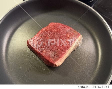 フライパンで焼くステーキ フライパンで焼くステーキ 141621231