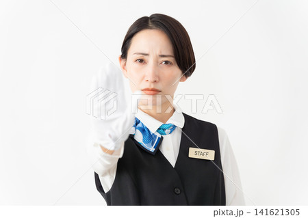 制服を着たアテンダントの女性 旅行イメージ 制服を着たアテンダントの女性 旅行イメージ 141621305