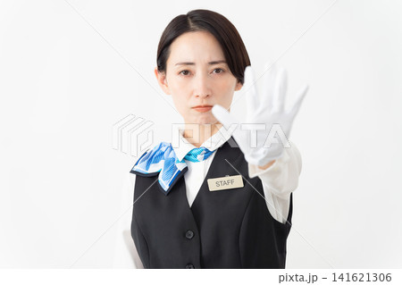 制服を着たアテンダントの女性 旅行イメージ 制服を着たアテンダントの女性 旅行イメージ 141621306