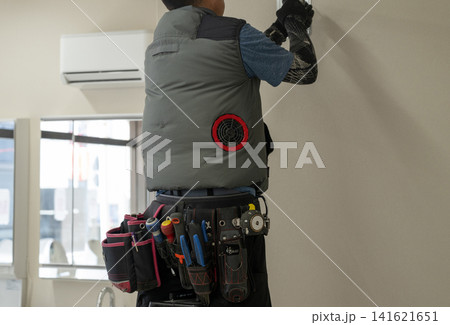 空調服を着てメンテナンスをする作業員 空調服を着てメンテナンスをする作業員 141621651