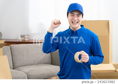引っ越し業務を行う若い男性　ライフスタイルイメージ 141621982