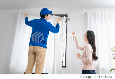 若い女性の引っ越しを請け負う若い業者　ライフスタイルイメージ 141621988