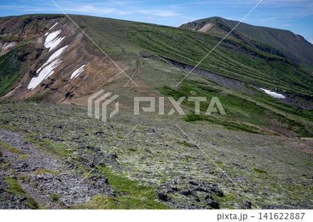北海道・大雪山国立公園 間宮岳と旭岳を望む夏のパノラマ風景 北海道・大雪山国立公園 間宮岳と旭岳を望む夏のパノラマ風景 141622887