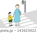 横断歩道を安全に渡る母親と子供 141623022