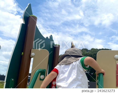 遊具を登る幼児の後ろ姿 夏の公園 遊具を登る幼児の後ろ姿 夏の公園 141623273