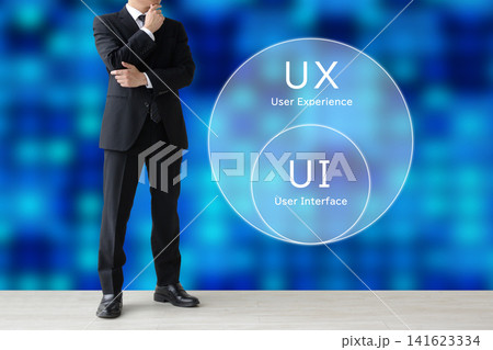 UIとUXのダイアグラムと考えるビジネスマン 141623334