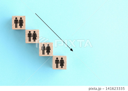 右肩下がりの男性と女性のピクトグラムが配置されたブロック―人口減少のイメージ 右肩下がりの男性と女性のピクトグラムが配置されたブロック―人口減少のイメージ 141623335