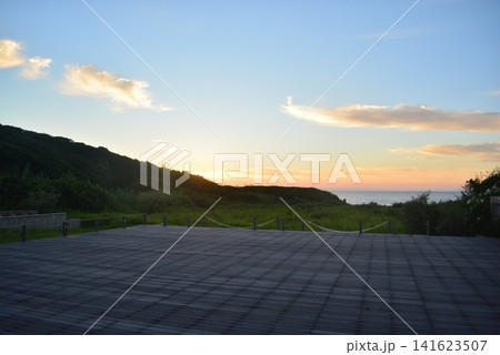 夕焼けに染まるbbbhaus 141623507