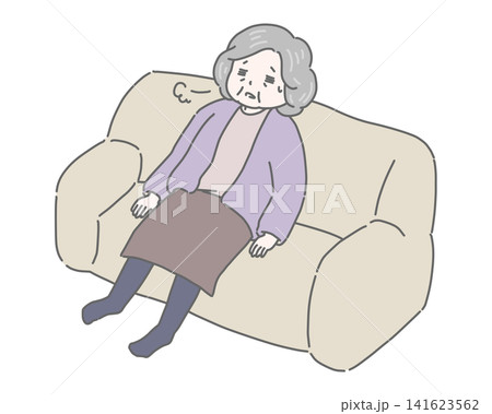 ソファでぐったりする疲れた高齢女性 ソファでぐったりする疲れた高齢女性 141623562
