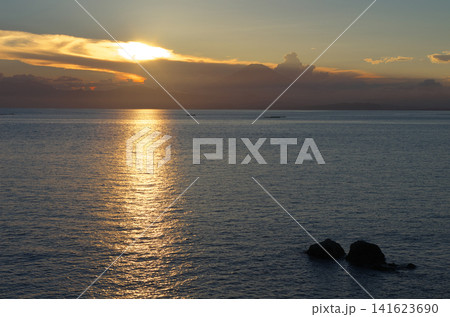 葉山・森戸海岸のドラマチックな夕暮れ　　自然風景 141623690