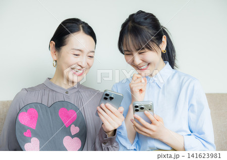 推し活する親子 141623981