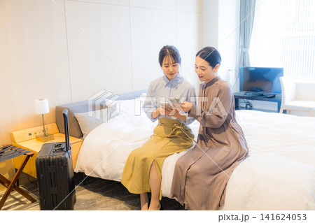 旅行する親子 旅行する親子 141624053