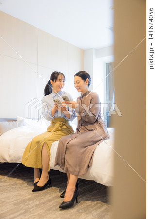 旅行する親子 141624056