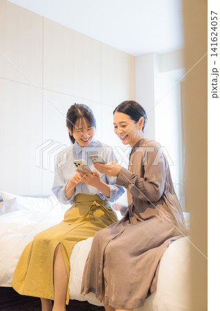 旅行する親子 旅行する親子 141624057