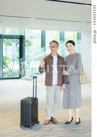 旅行するミドル夫婦　 141624135
