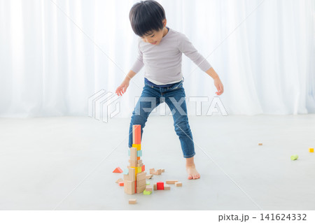積み木で遊ぶ男の子 積み木で遊ぶ男の子 141624332