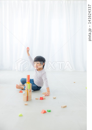 積み木で遊ぶ男の子 積み木で遊ぶ男の子 141624337