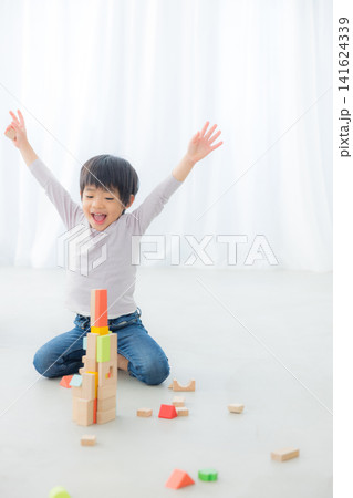 積み木で遊ぶ男の子 積み木で遊ぶ男の子 141624339