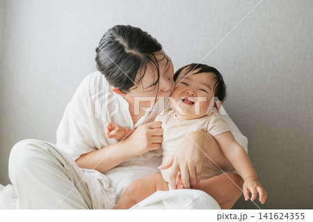 赤ちゃんを抱っこするお母さん・子育てイメージ 赤ちゃんを抱っこするお母さん・子育てイメージ 141624355