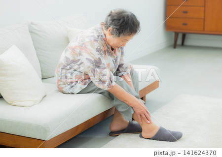 体調に不安があるシニア 体調に不安があるシニア 141624370