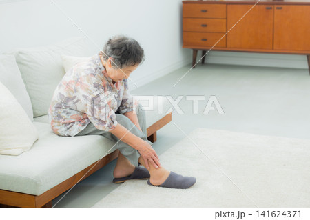 体調に不安があるシニア 体調に不安があるシニア 141624371