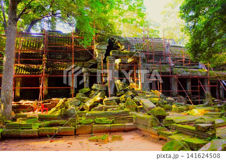 カンボジア・タ・プローム寺院の古代遺跡と門 カンボジア・タ・プローム寺院の古代遺跡と門 141624508