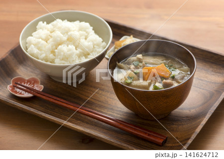 木製トレイに並ぶご飯と湯気立つ豚汁の和定食 木製トレイに並ぶご飯と湯気立つ豚汁の和定食 141624712