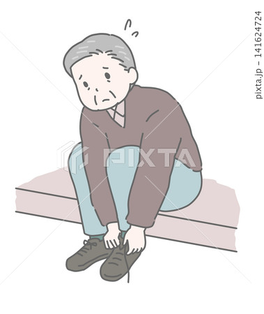 靴を履くのに苦労する高齢男性 靴を履くのに苦労する高齢男性 141624724