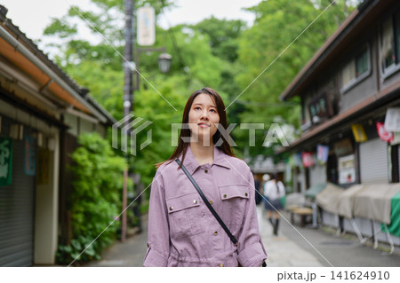 東京のレトロな観光地(深大寺近くの公道)を散策する女性 東京のレトロな観光地(深大寺近くの公道)を散策する女性 141624910