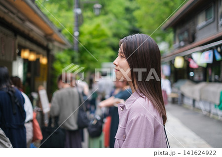 東京のレトロな観光地(深大寺近くの公道)を散策する女性の横顔 東京のレトロな観光地(深大寺近くの公道)を散策する女性の横顔 141624922