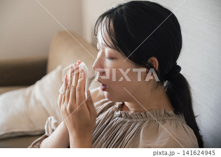 花粉症・くしゃみをする若い女性 花粉症・くしゃみをする若い女性 141624945