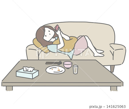 食後に片付けずスマホを見る女性  141625063