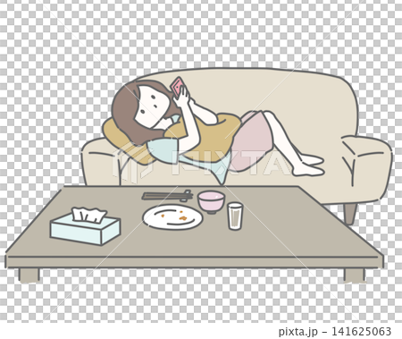 食後に片付けずスマホを見る女性  141625063
