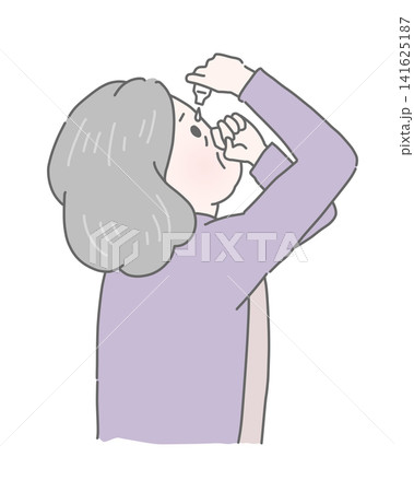 目薬をさす高齢女性  141625187
