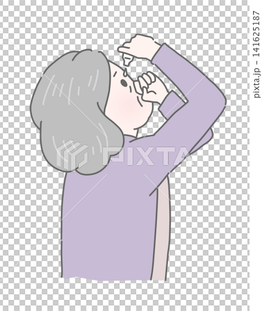 目薬をさす高齢女性  141625187