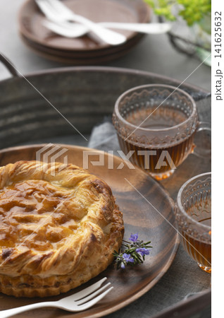 トレイに並ぶホールサイズのアップルパイと2杯の紅茶(おしゃれなティータイム) トレイに並ぶホールサイズのアップルパイと2杯の紅茶(おしゃれなティータイム) 141625632