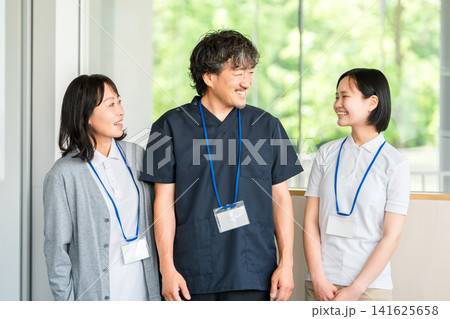 病院、医療施設にいる医療スタッフの男女(理学療法士,医療事務,医者) 病院、医療施設にいる医療スタッフの男女(理学療法士,医療事務,医者) 141625658