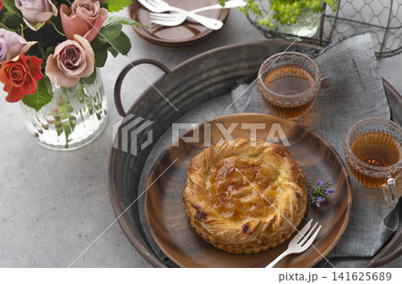バラの花束とトレイに並ぶ焼きたてアップルパイと紅茶のティータイム バラの花束とトレイに並ぶ焼きたてアップルパイと紅茶のティータイム 141625689