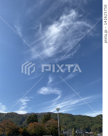 青空に広がる繊細な巻雲と紅葉する山並みの風景 141625750